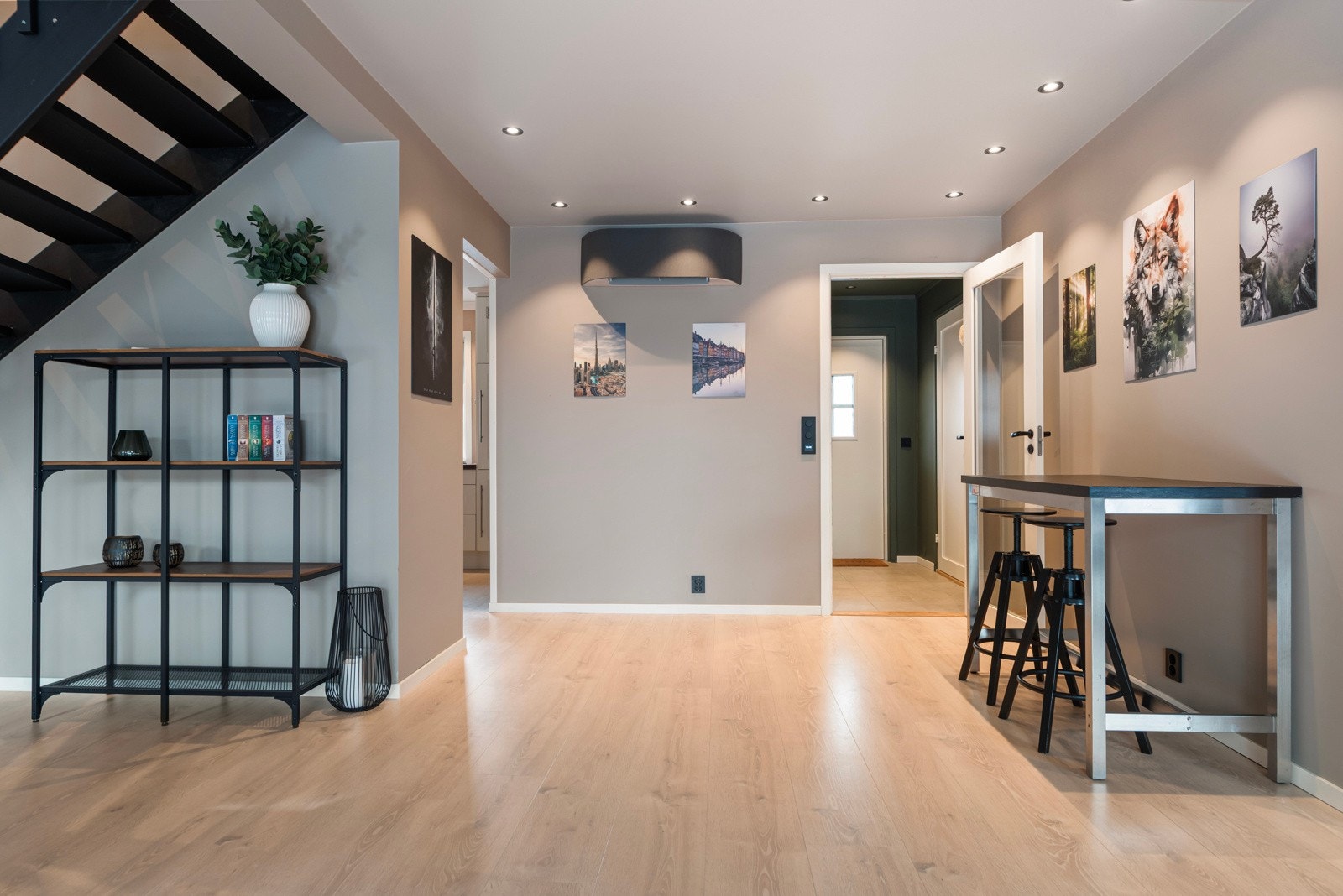 Det er installert downlights med dimmefunksjon i himlingen. Galleribilde