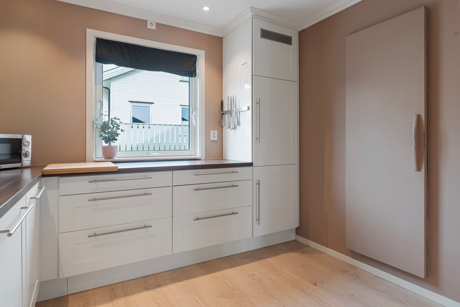 Tidligere kjølerom benyttes nå som spisskammers/bod (pusset opp i 2023). Galleribilde