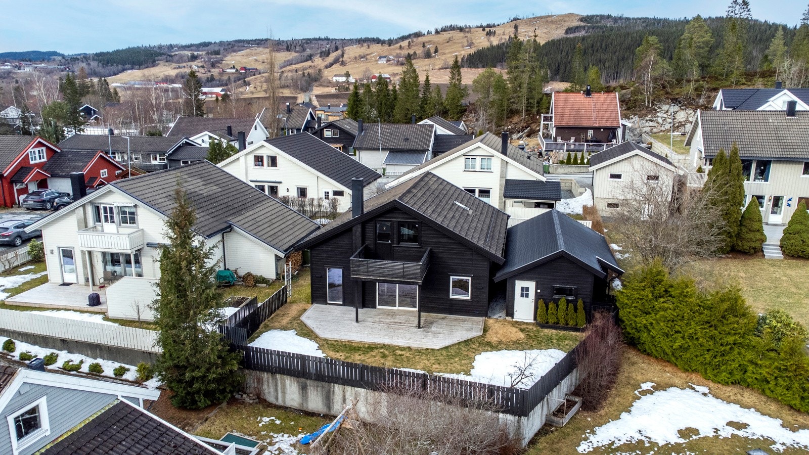 Velkommen til Dalhaug 26B - en praktisk og lettstelt enebolig over 2 plan med frittstående garasje. Galleribilde