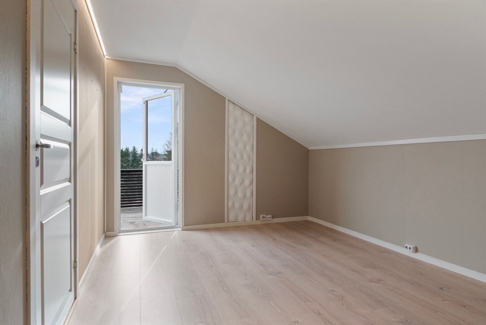 Loftstue/soverom oppusset i 2023 med adkomst til balkong (opprinnelig del av tidligere soverom). Galleribilde