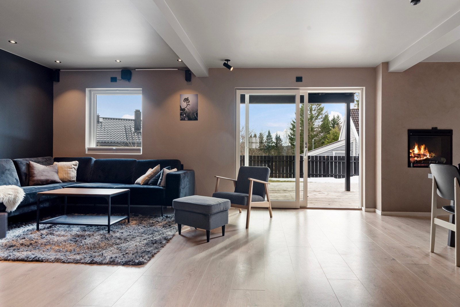 Stor heve/skyvedør på stuen gir godt med naturlig lysinnslipp. Galleribilde