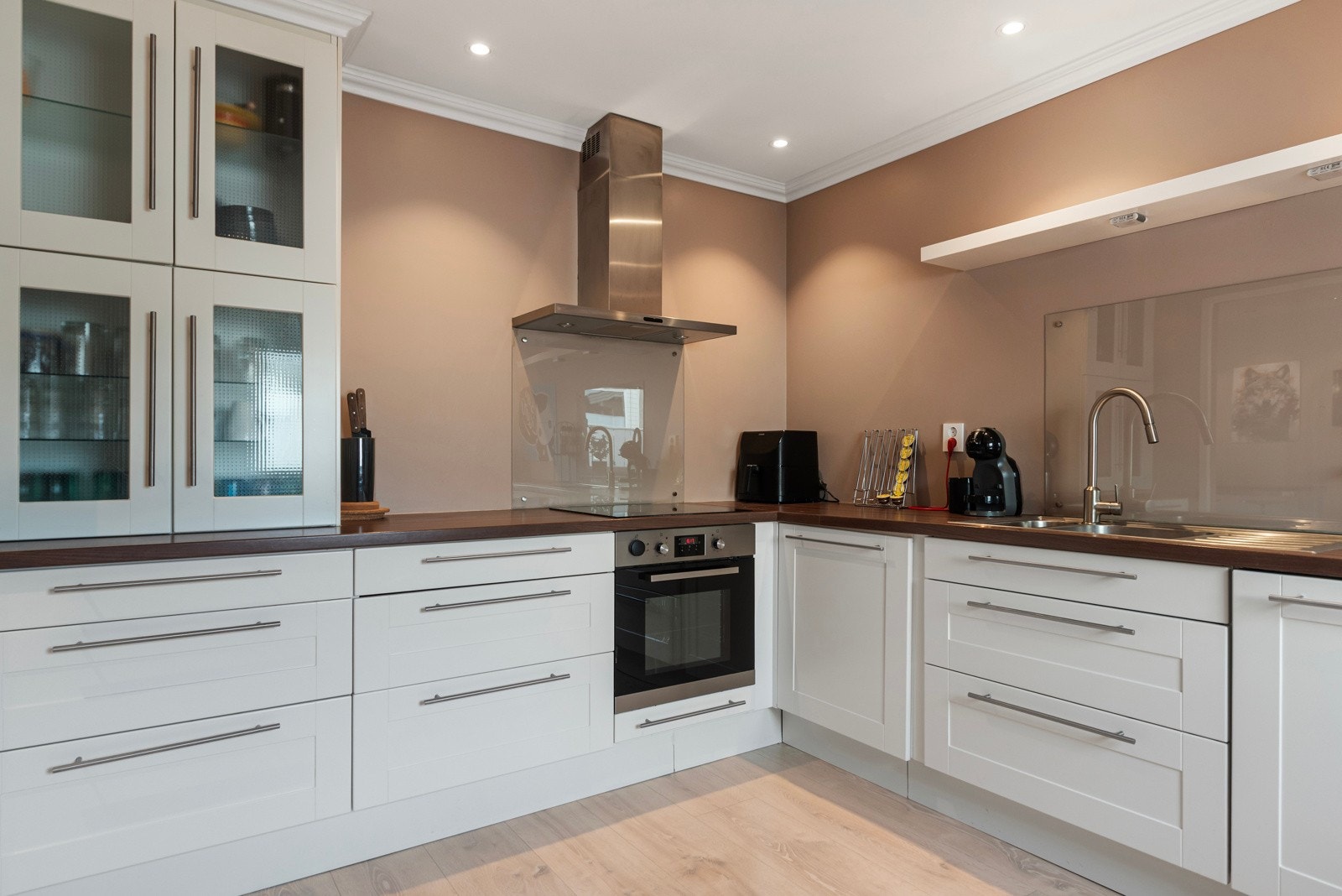 Lekkert kjøkken oppusset sist i 2012 med meget god skap- og benkeplass. Overflatene på kjøkkenet ble også pusset opp i 2021. Galleribilde