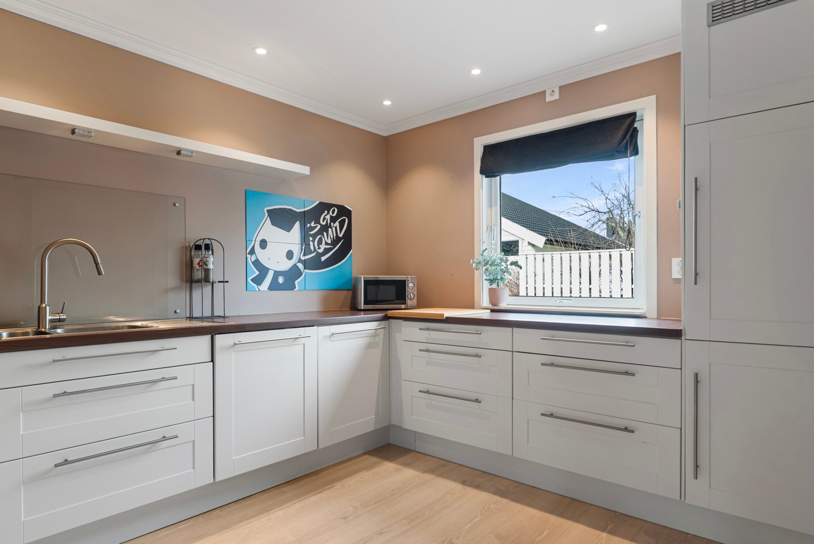 Integrerte hvitevarer medfølger i handelen; kombiskap, oppvaskmaskin, induksjonstopp og stekeovn. Galleribilde