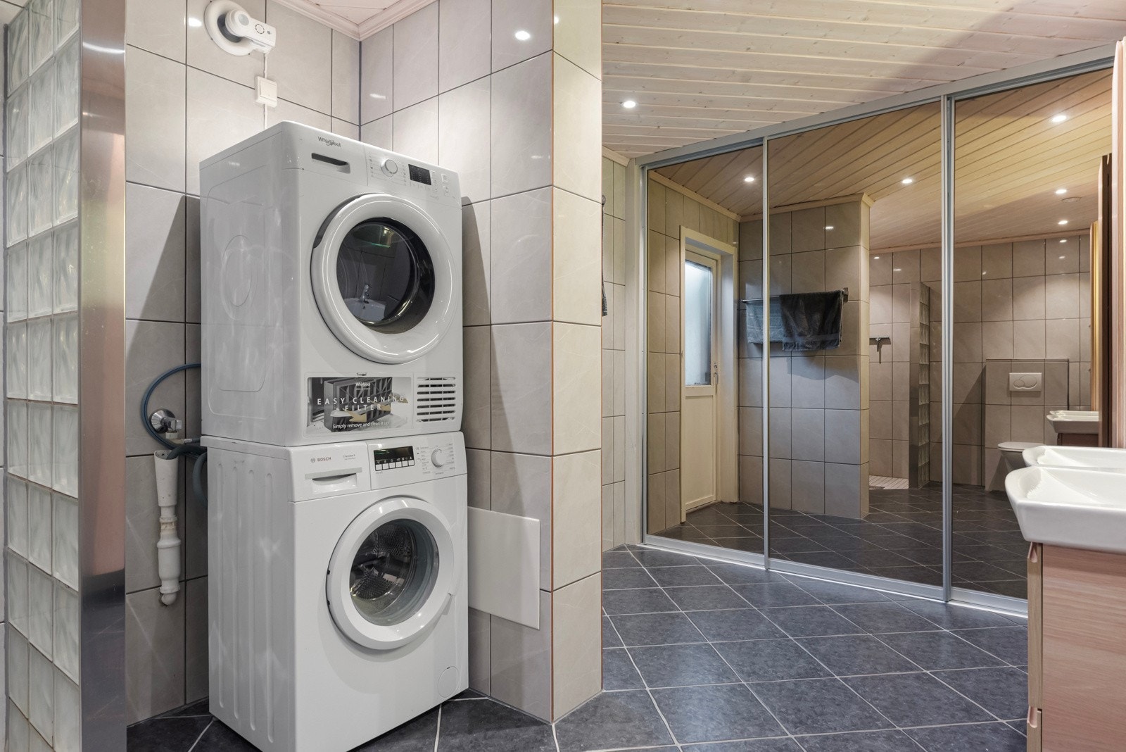 God plass for oppbevaring i garderobeskapet som medfølger i handelen. Galleribilde