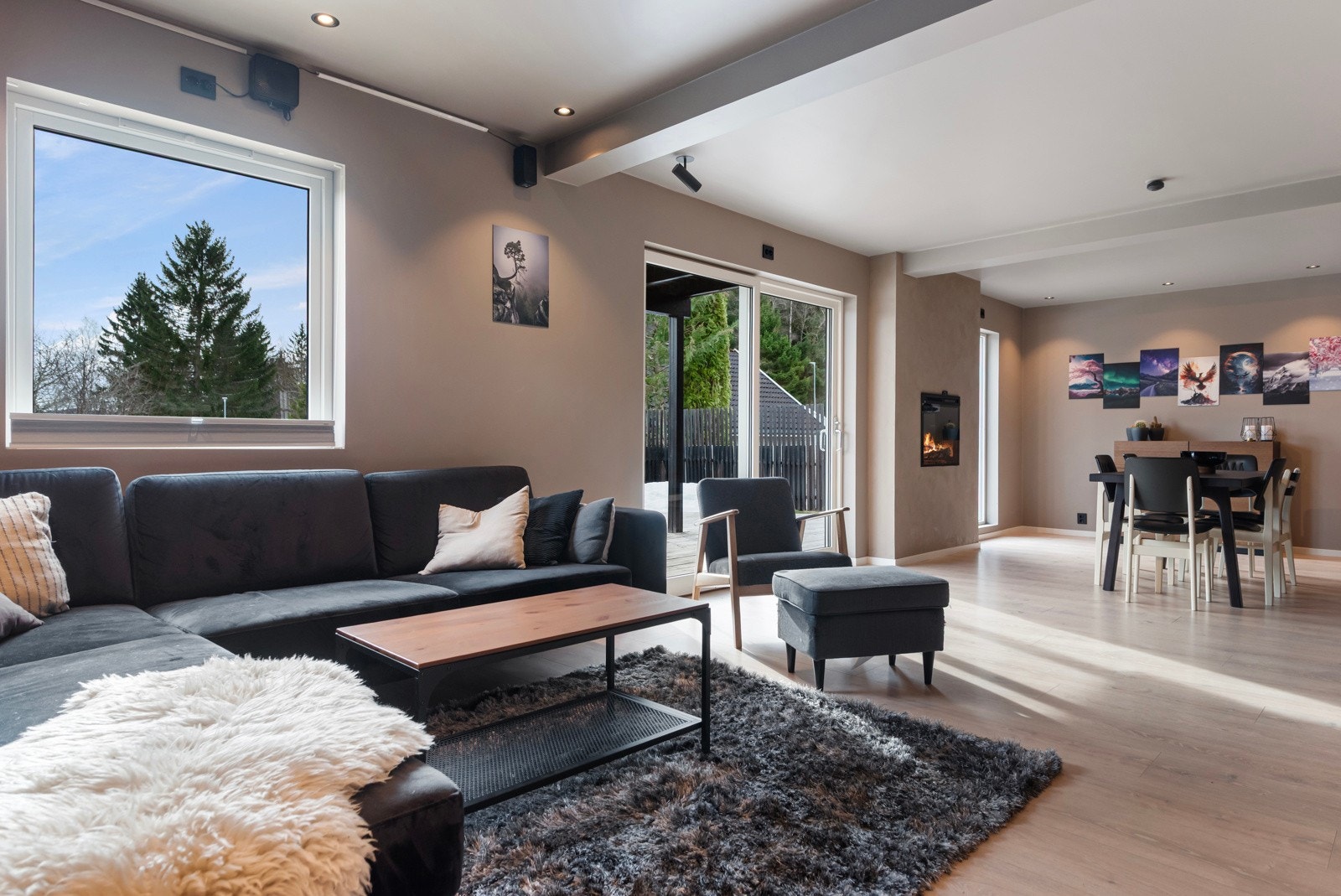 Størrelsen på stuen gir flere møbleringsmuligheter. Lyst og romslig. Galleribilde