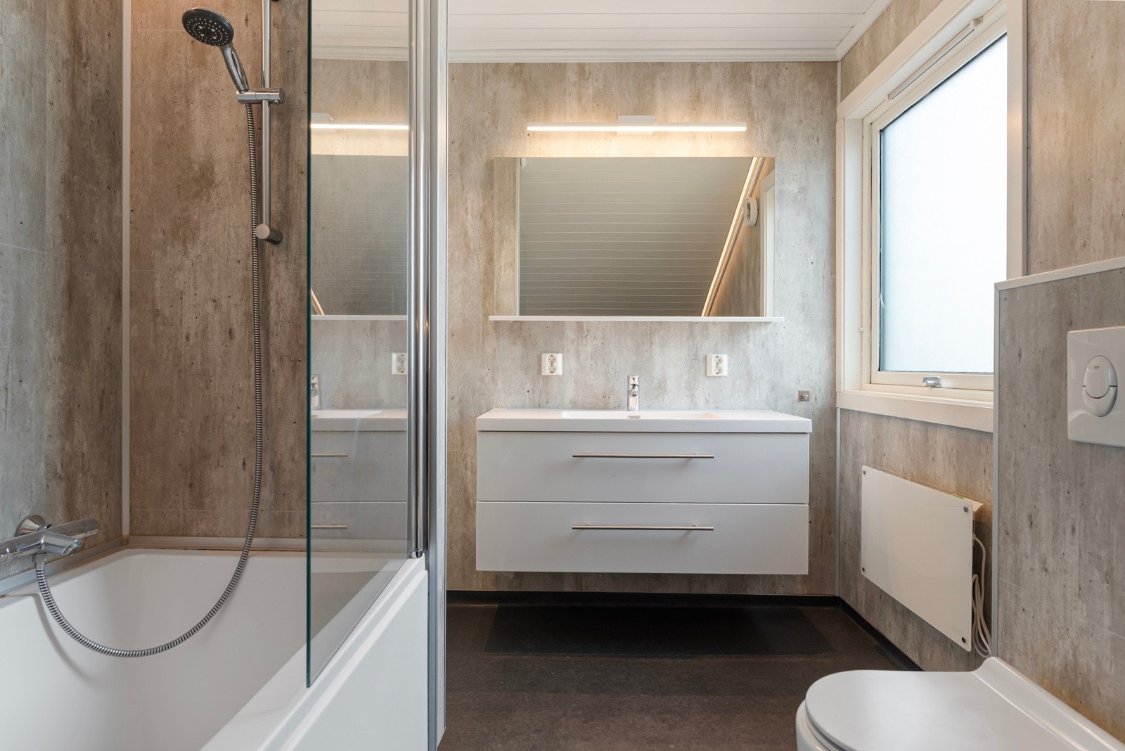 Badet i loftsetasjen ble pusset opp i 2017. Galleribilde