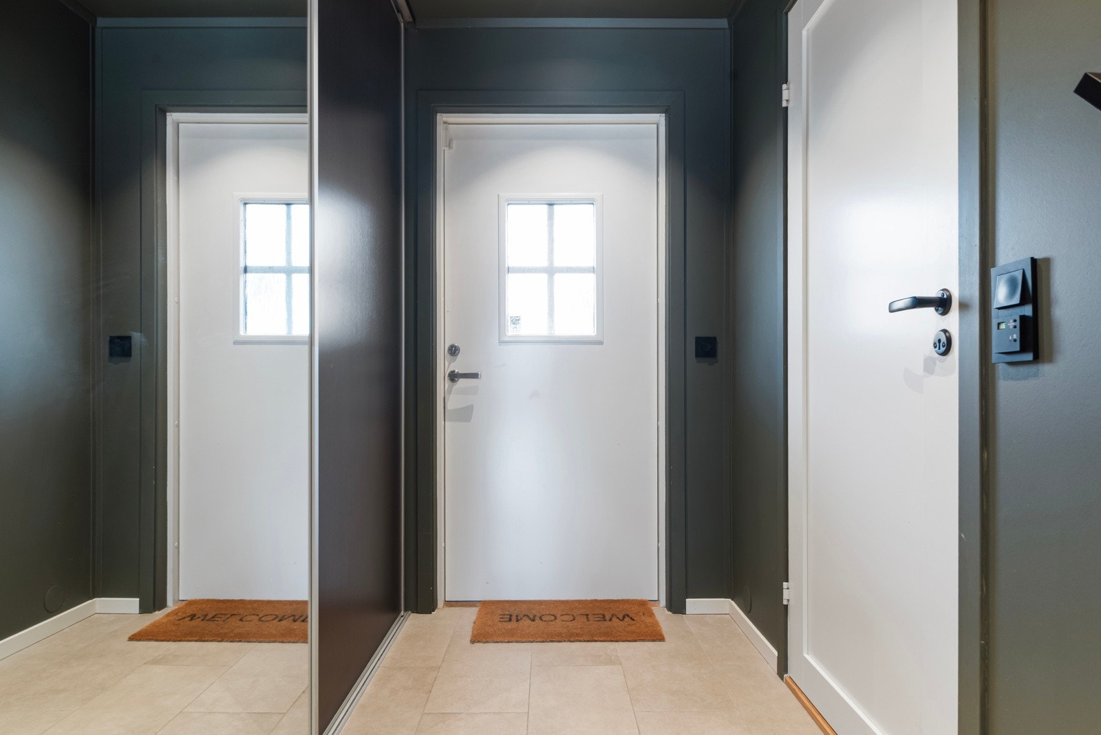 Flislagt gang med varmekabler og skyvedørsgarderobe. Galleribilde