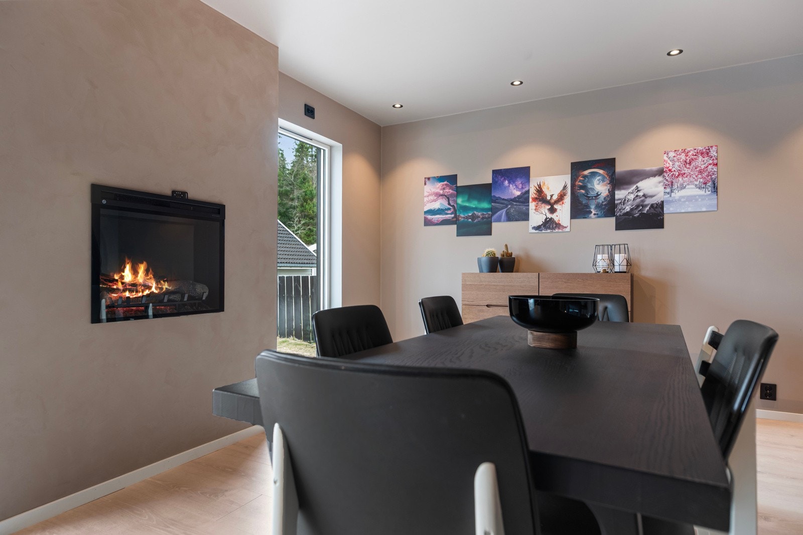 Det er installert både luft til luft varmepumpe og elektrisk "peis". Galleribilde