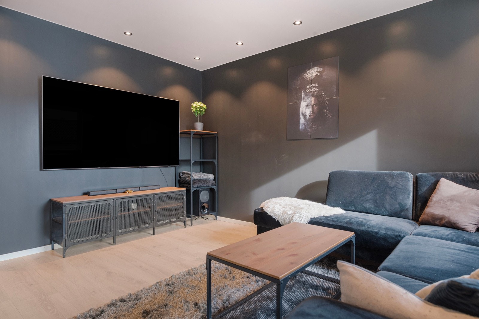 Stuen ble i 2021 overflateoppusset med nytt gulv, tak, vegger, belysning m.m. Galleribilde