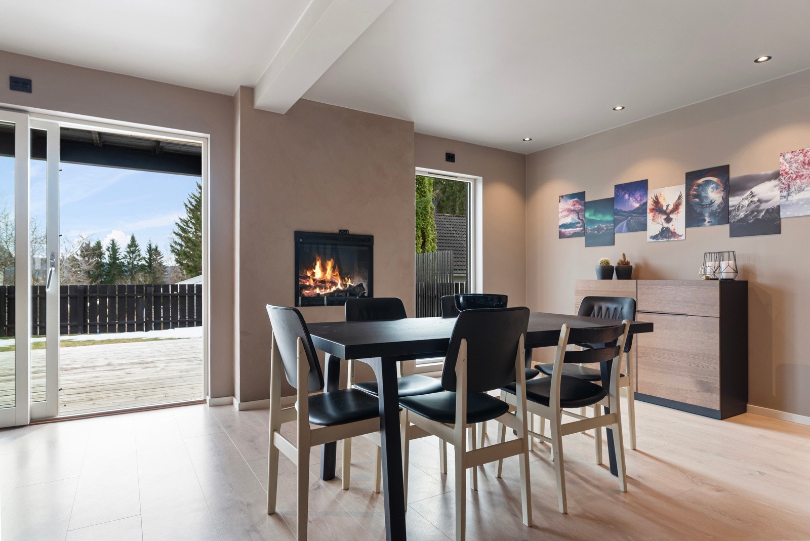 God plass til stort spisebord. Galleribilde