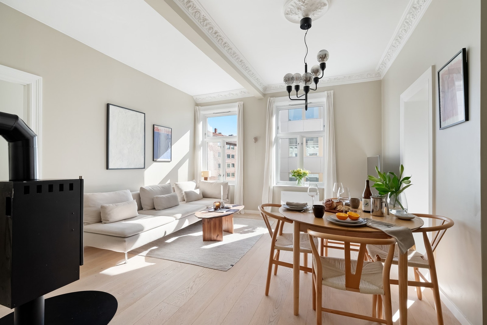 Moderne en-stavs parkett fra 2023 i alle rom utenom badet. Galleribilde