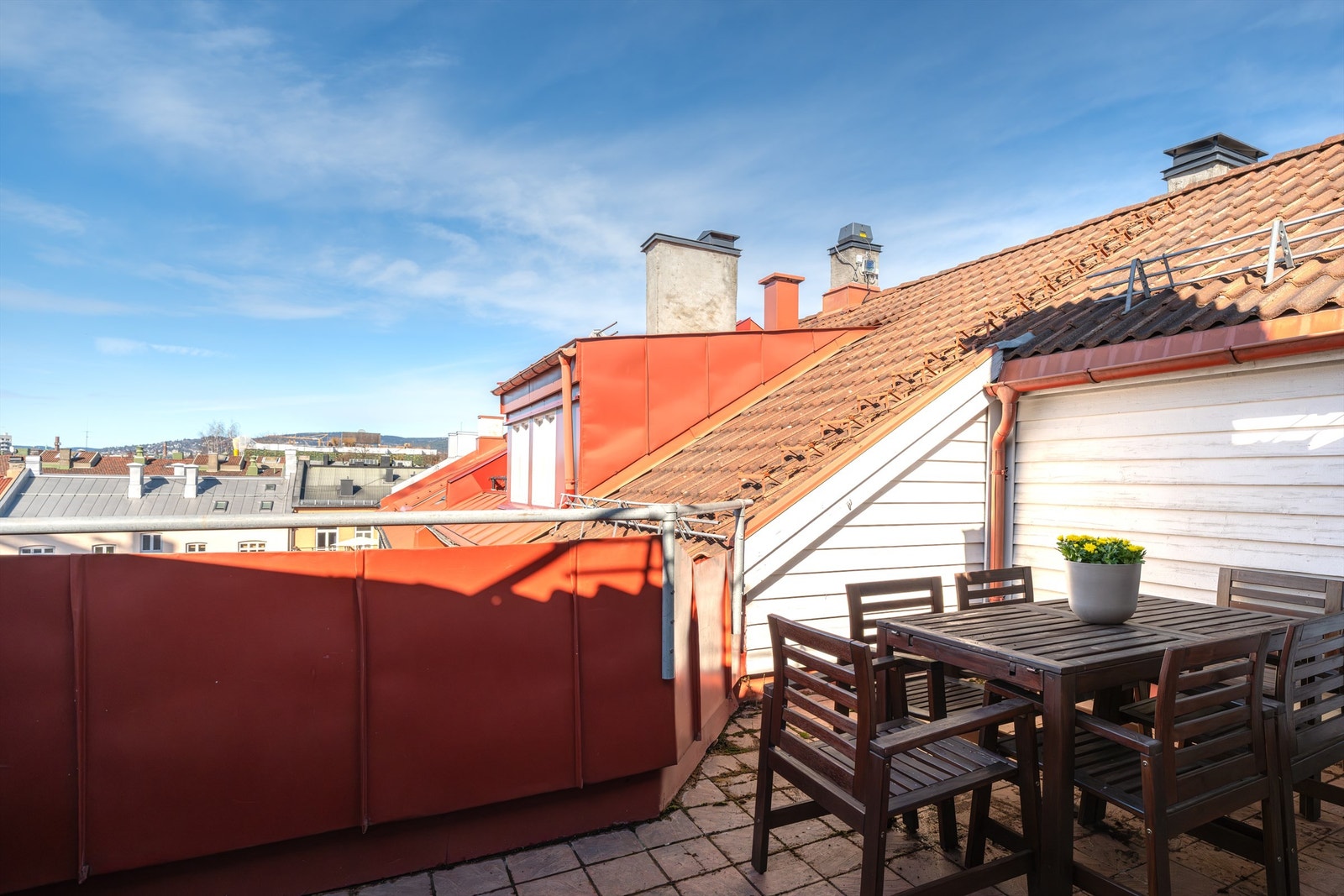 Solrik, felles takterrasse bare en trapp opp fra leiligheten. Her er det sol fra morgen til kveld. De fleste har egen balkong noe som gjør at takterrassen ikke blir så mye brukt av beboerne. Galleribilde