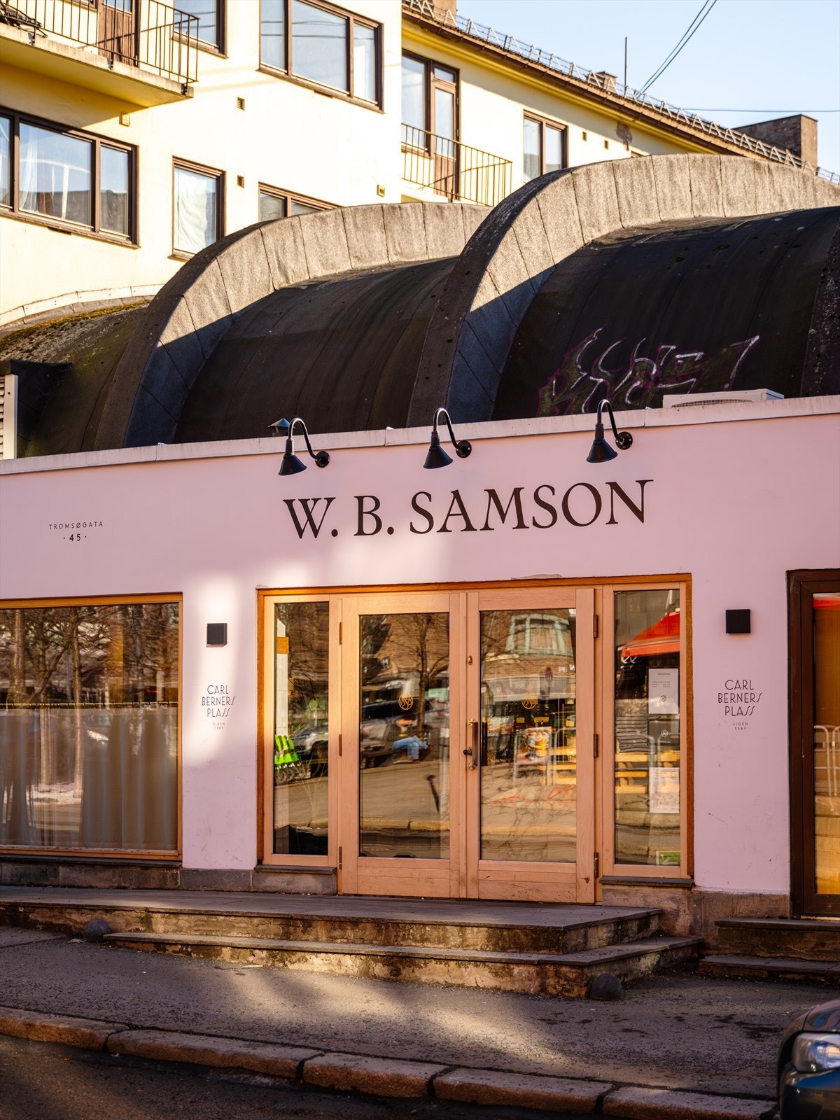 W.B. Samson i gåavstand fra leiligheten. Galleribilde