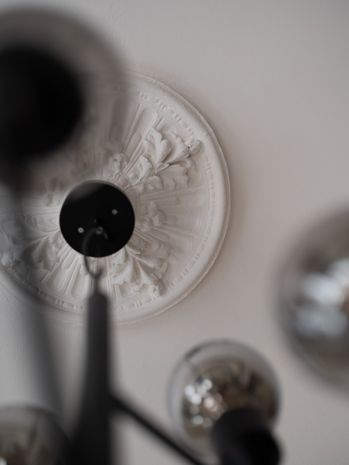 Nydelige, klassiske detaljer som rosett og stukkatur går igjen i leiligheten. Galleribilde