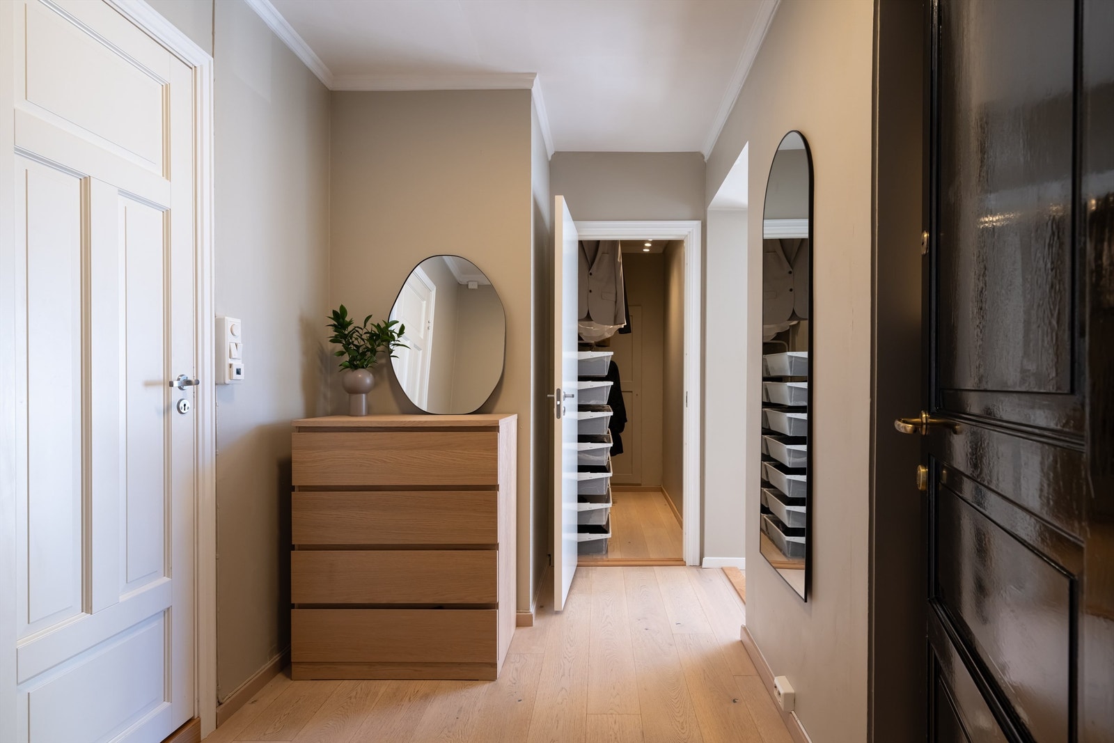 Entré med direkte ankomst til romslig garderobe og kott. Galleribilde