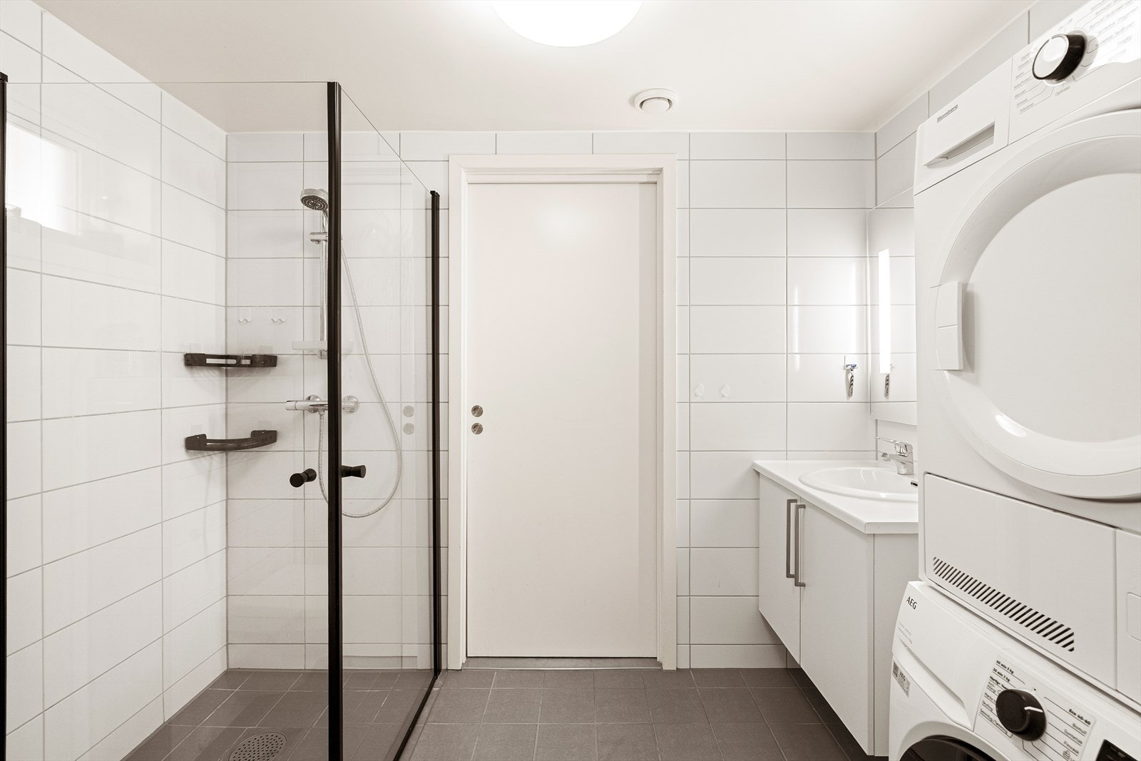 Badet er stilrent utført med fliser på gulv og vegger, samt behagelig vannbåren gulvvarme. Galleribilde