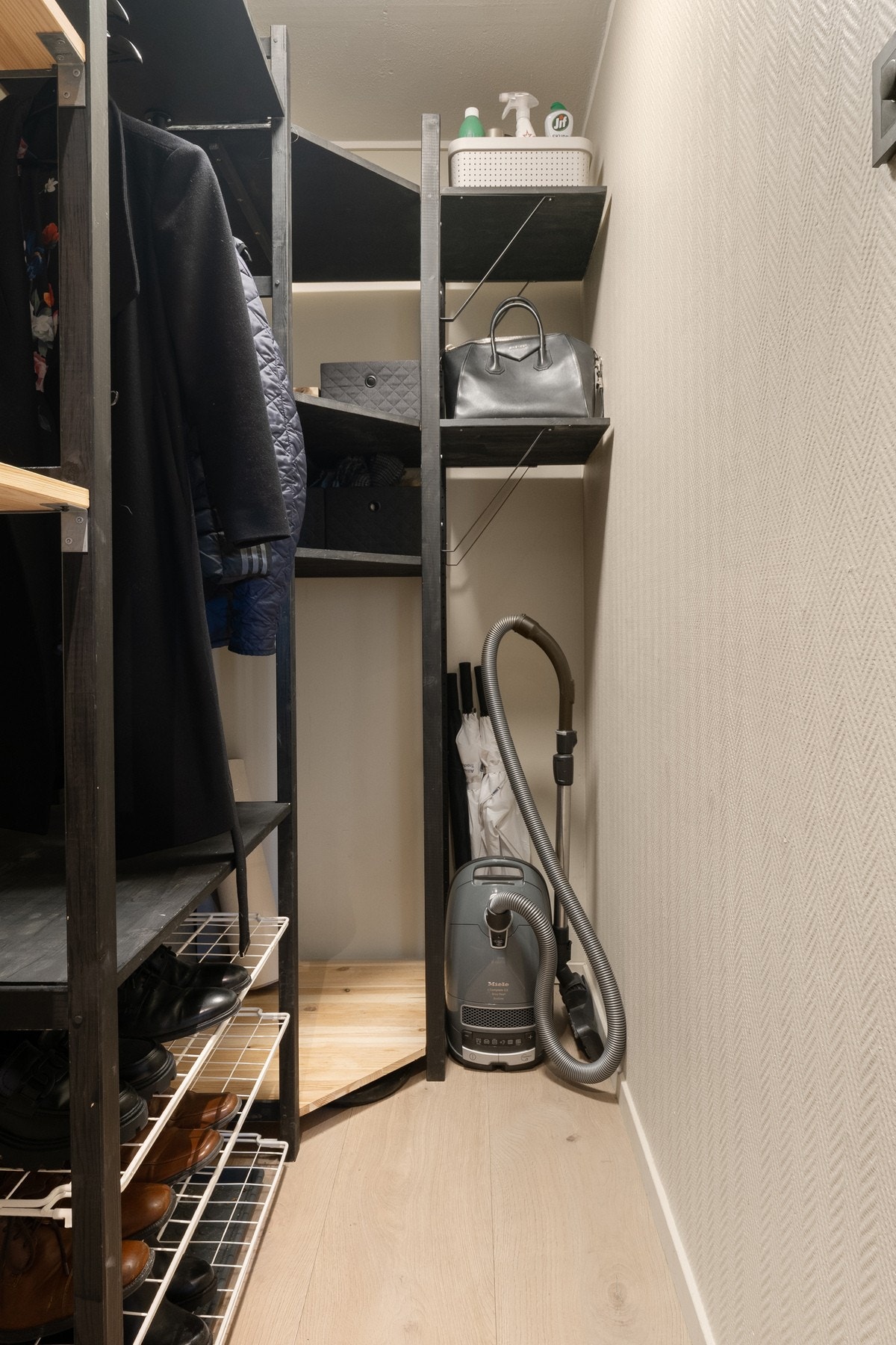 Praktisk bod/garderobe i tilknytning til gang/entré. Galleribilde