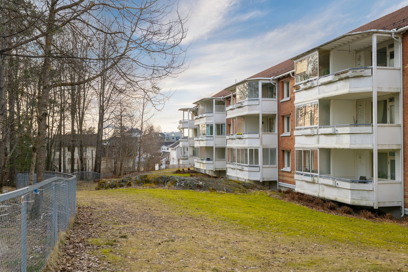 Stor gressplen på sydsiden av bygget. Galleribilde