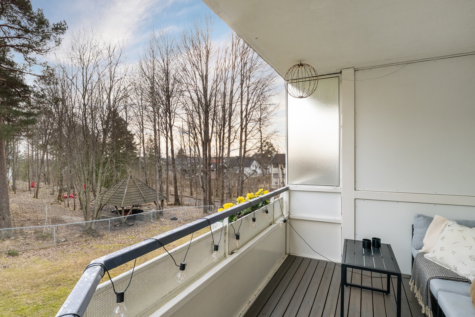 Sydvendt, overbygget balkong på ca. 8 m². Galleribilde