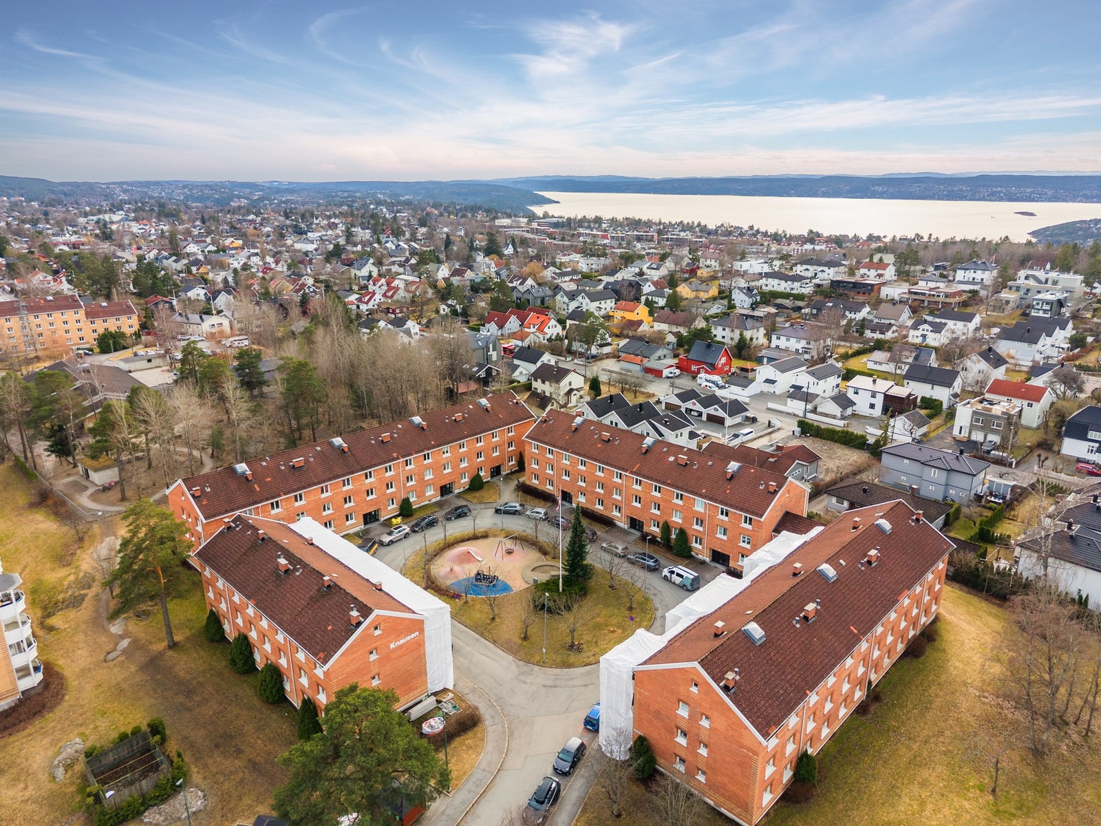 Sentral og rolig beliggenhet. Nærhet til både marka og fjorden. Galleribilde