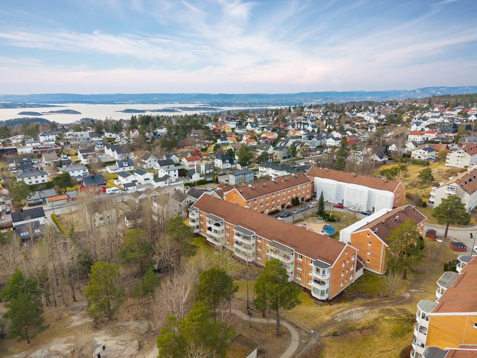 Sjeldent god beliggenhet på Karlsrud med balkong vendt mot skogsområde. Galleribilde