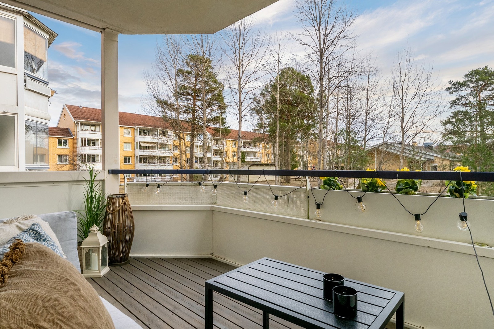 Sydvendt, overbygget balkong på ca. 8 m². Galleribilde