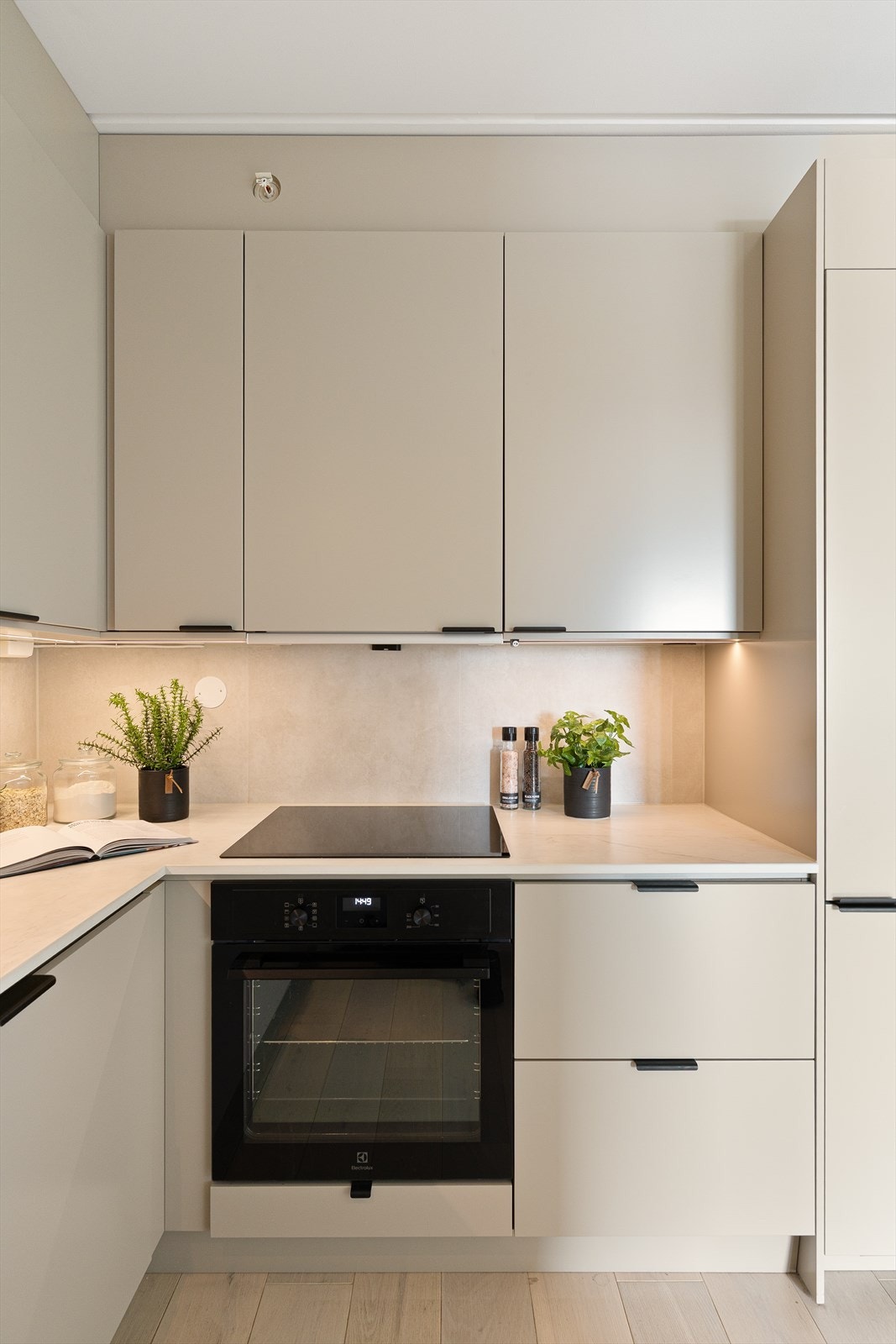 Integrerte hvitevarer som består av stekeovn, platetopp, oppvaskmaskin og kjøle- og fryseskap. Galleribilde