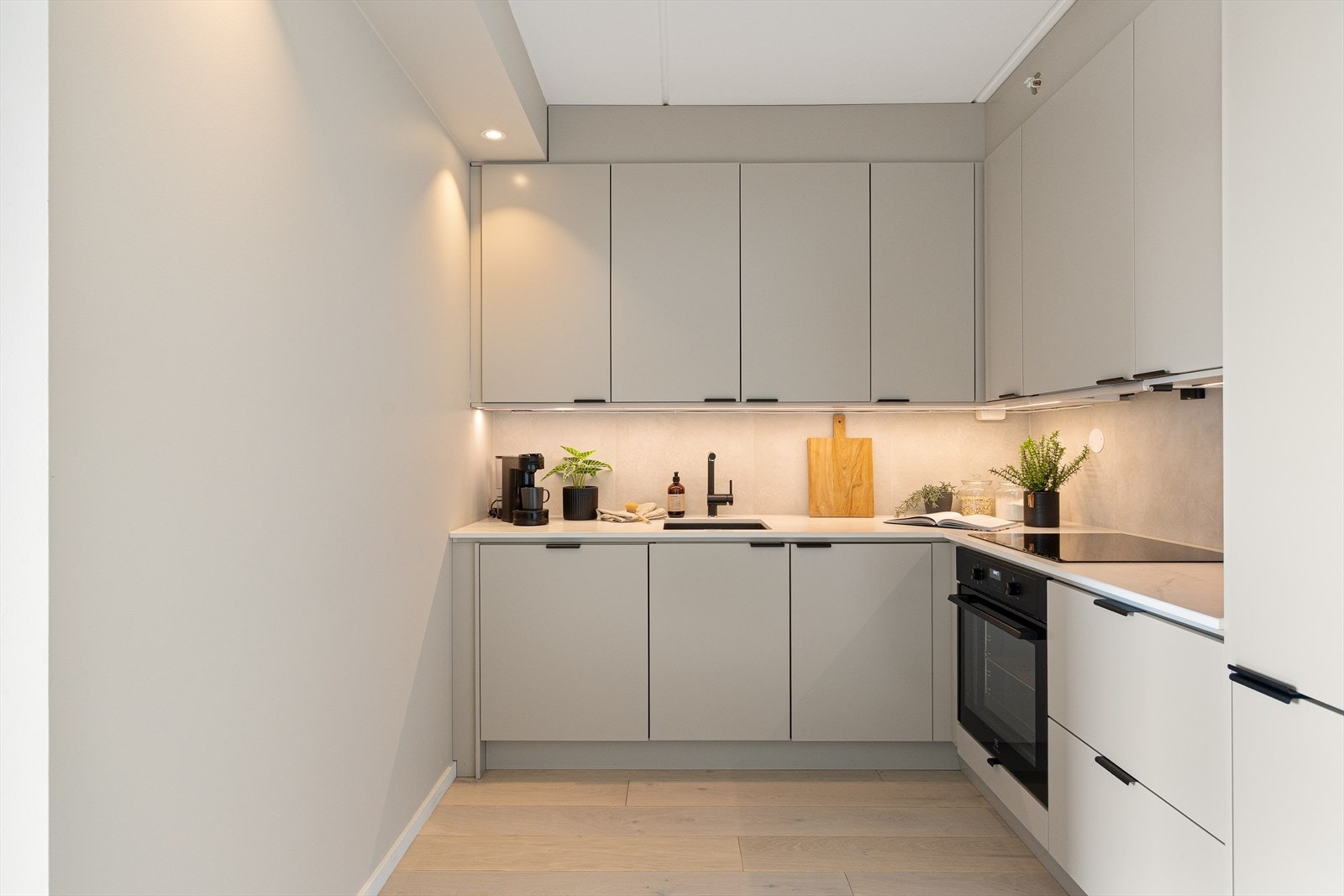 Moderne og stilsikkert med skjermet plassering i rommet. Galleribilde