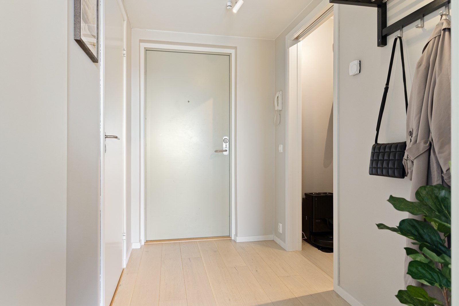 Velkommen inn! I leiligheten møtes du av en lys gang som gir et godt førsteinntrykk. Galleribilde