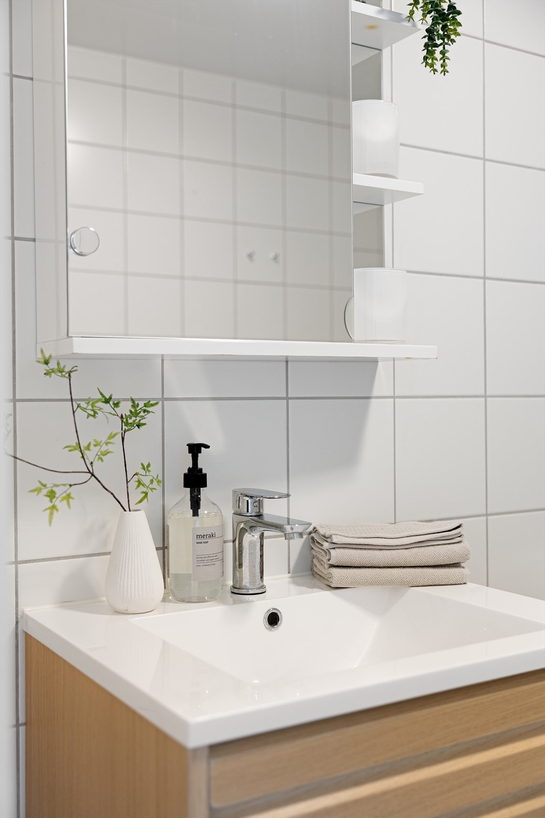 Badet er av typen prefabrikkert våtromskabin fra byggeår. Galleribilde