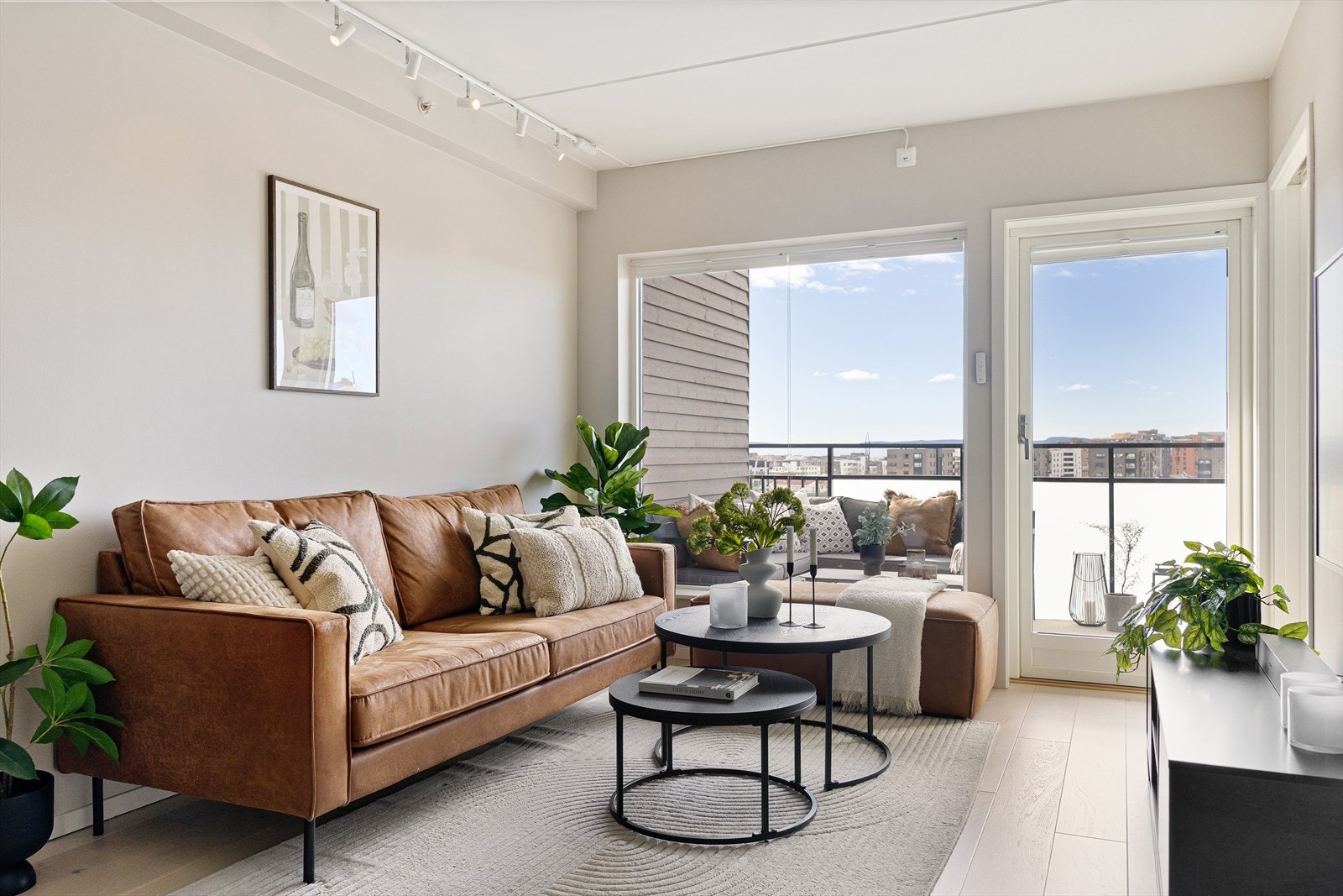 I stuen er det plass til stor sofa med tilhørende sofabord og tv-møblement. Galleribilde