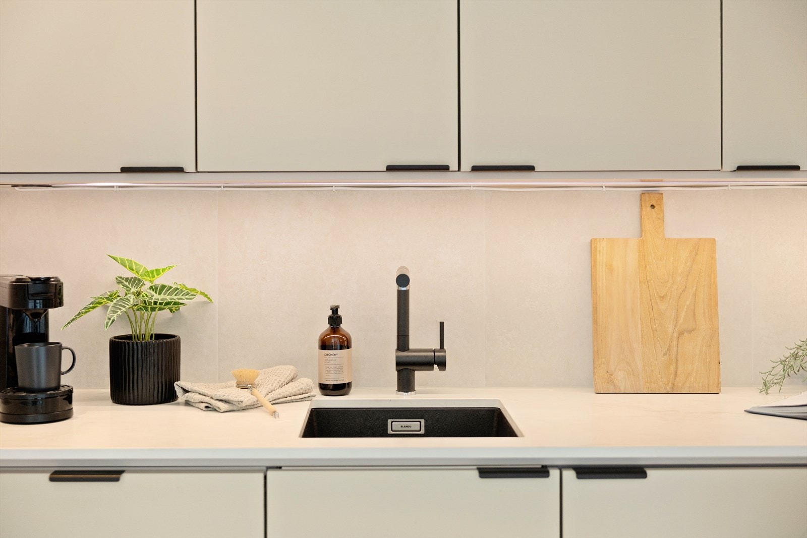 Kjøkkenet er godt utnyttet med rikelig skap- og benkeplass. Galleribilde