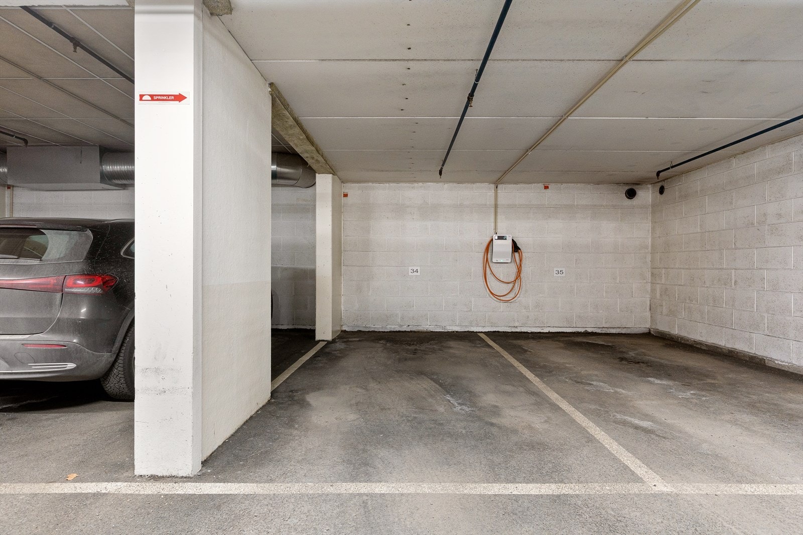 Det medfølger parkeringsplass i felles garasjeanlegg. Mulig å montere ladeboks dersom det er ønskelig. Galleribilde