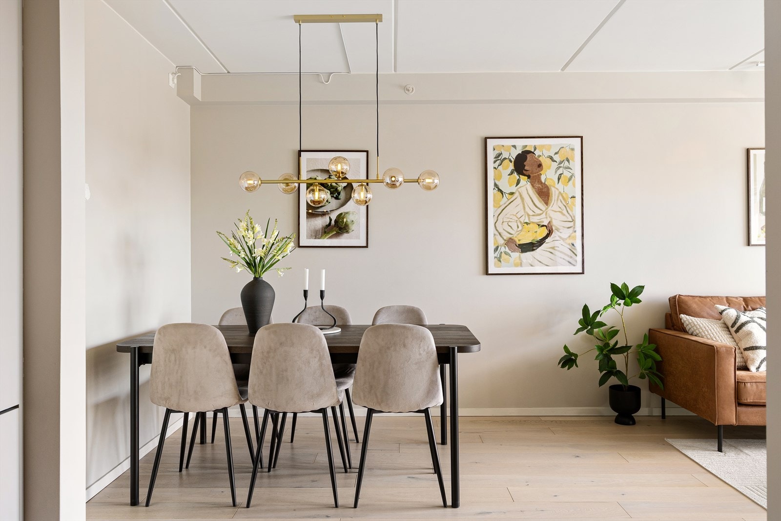 Naturlig plassering av spisebordet ved kjøkkenet. Galleribilde