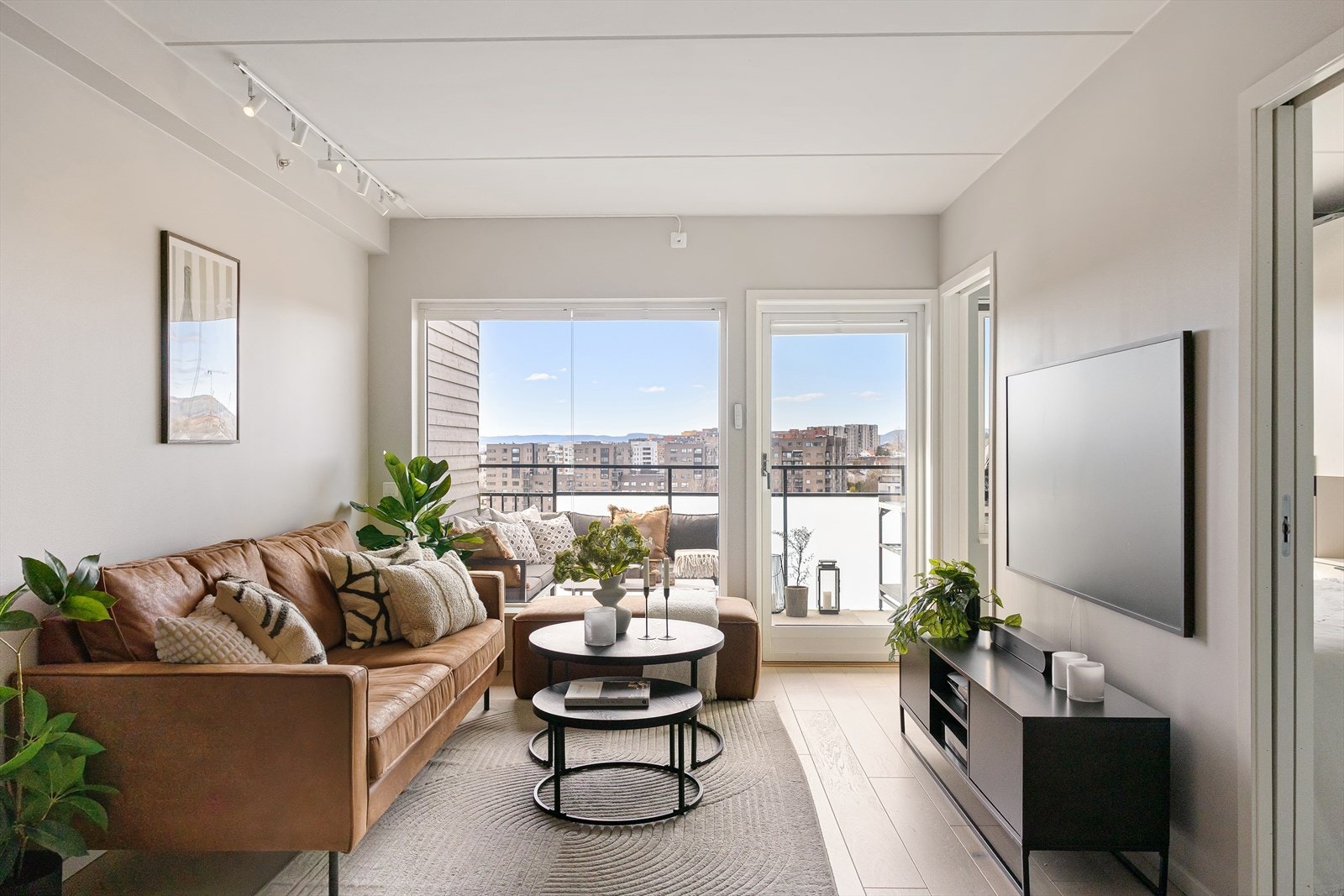 Stue med moderne og delikate overflater, enstavs parkett fra 2022 samt vegger og himling sparklet og malt i harmoniske fargetoner i 2024. Galleribilde