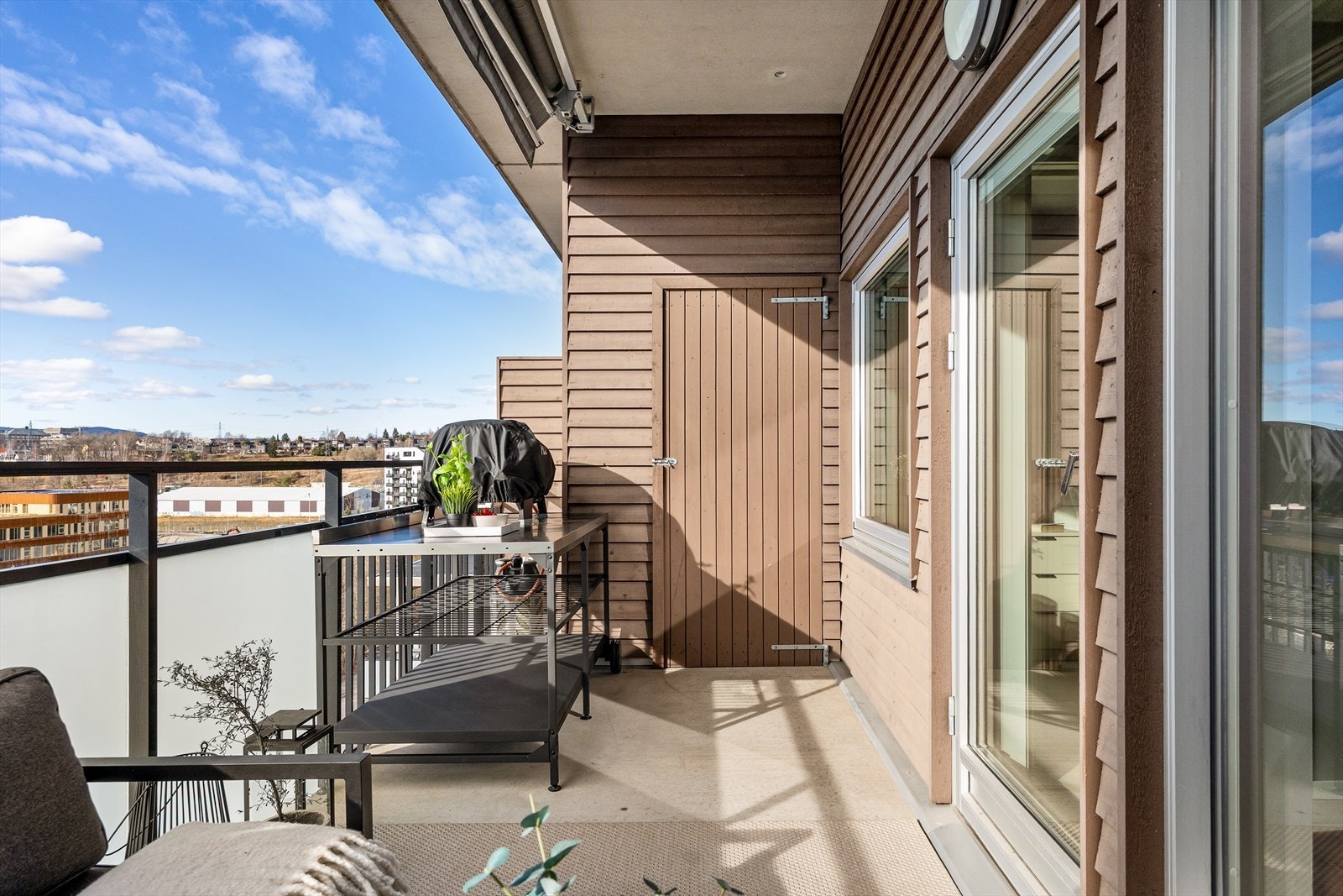 Her er det god plass til utemøblement, grill og beplanting. Det er utebod på balkongen. Galleribilde