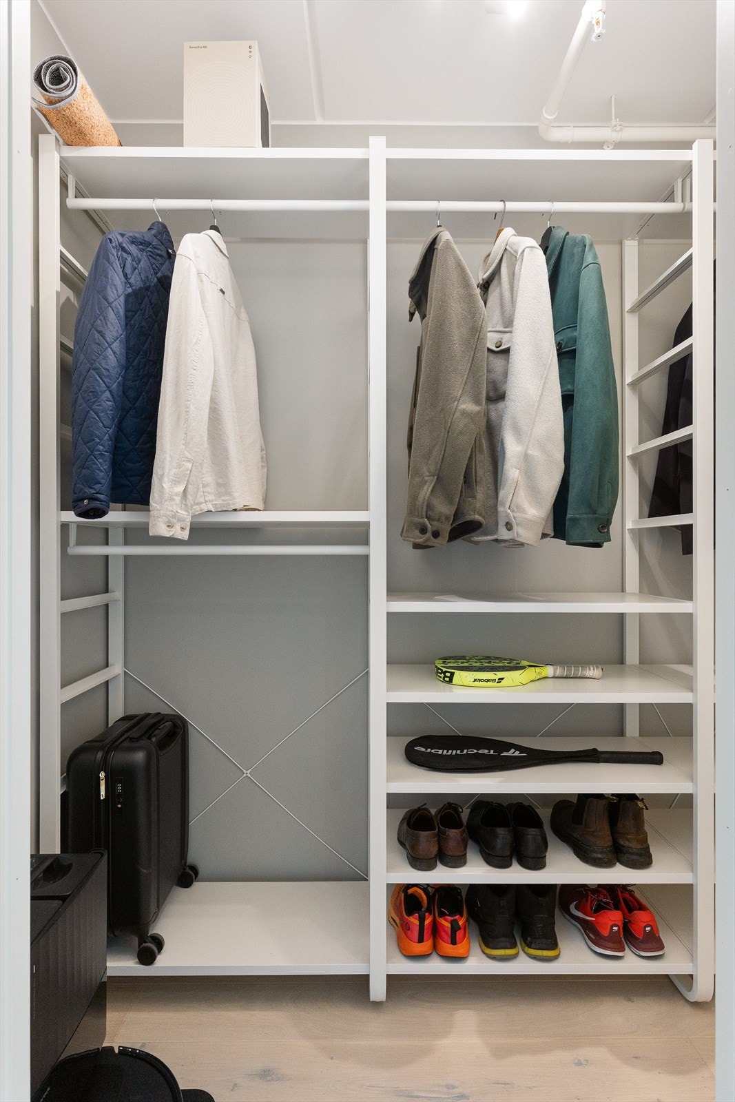 Direkte adkomst til den innvendige boden fra gangen. Her er det innredet med åpent garderobesystem. Galleribilde