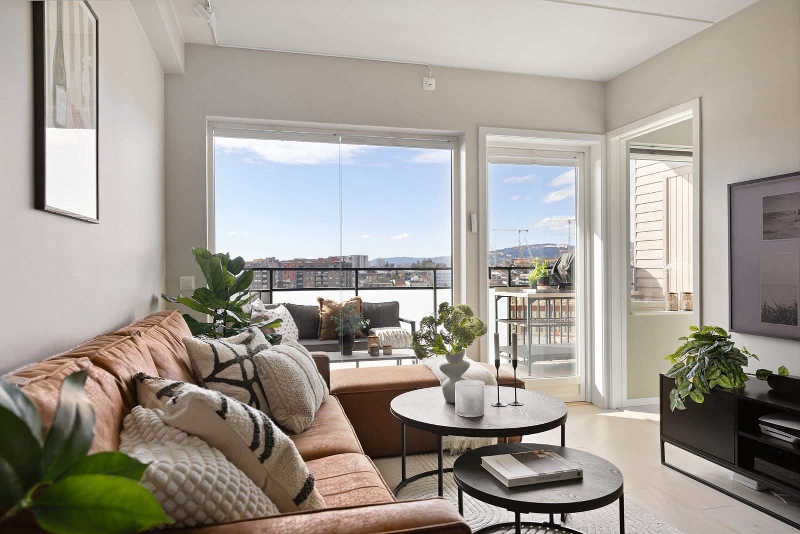 Den herlige utsikten kan også nytes fra stuen. Galleribilde