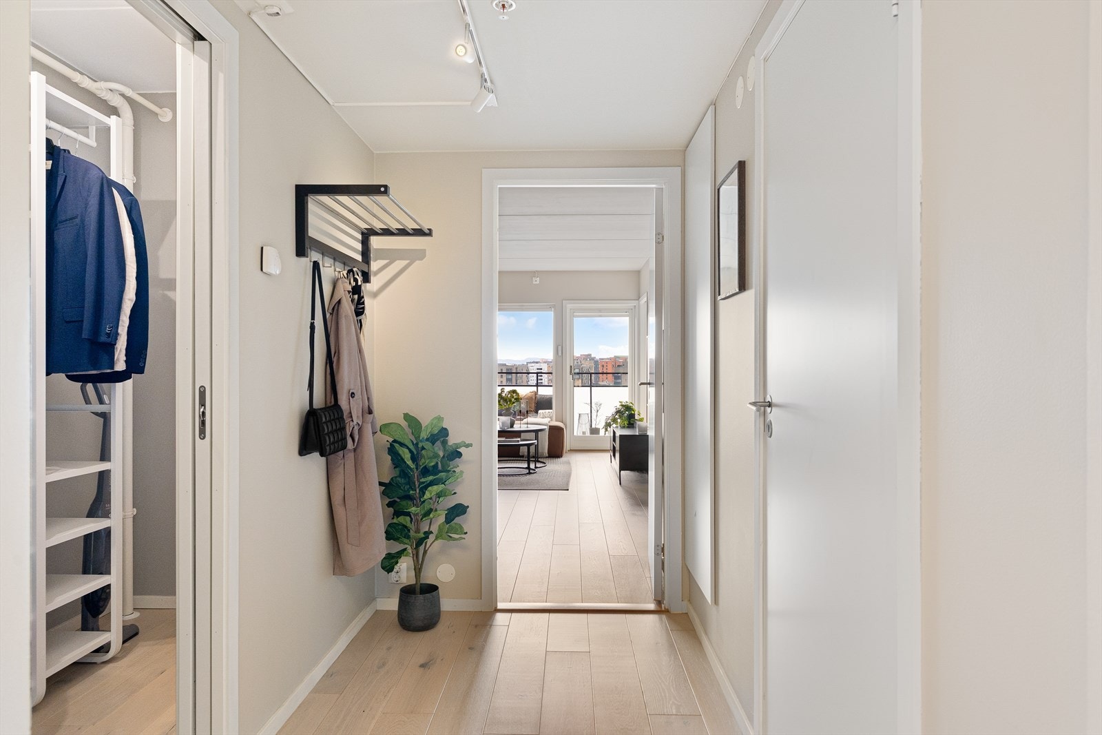 Leiligheten ligger i et bygg fra 2011, og har flere oppgraderinger etter byggeår. Galleribilde