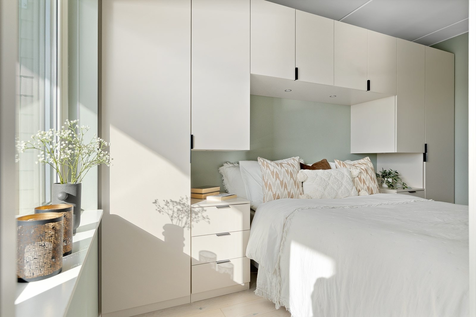 Det er plassbygd garderobeløsning (2025) på soverommet med nattbord i samme stil Galleribilde