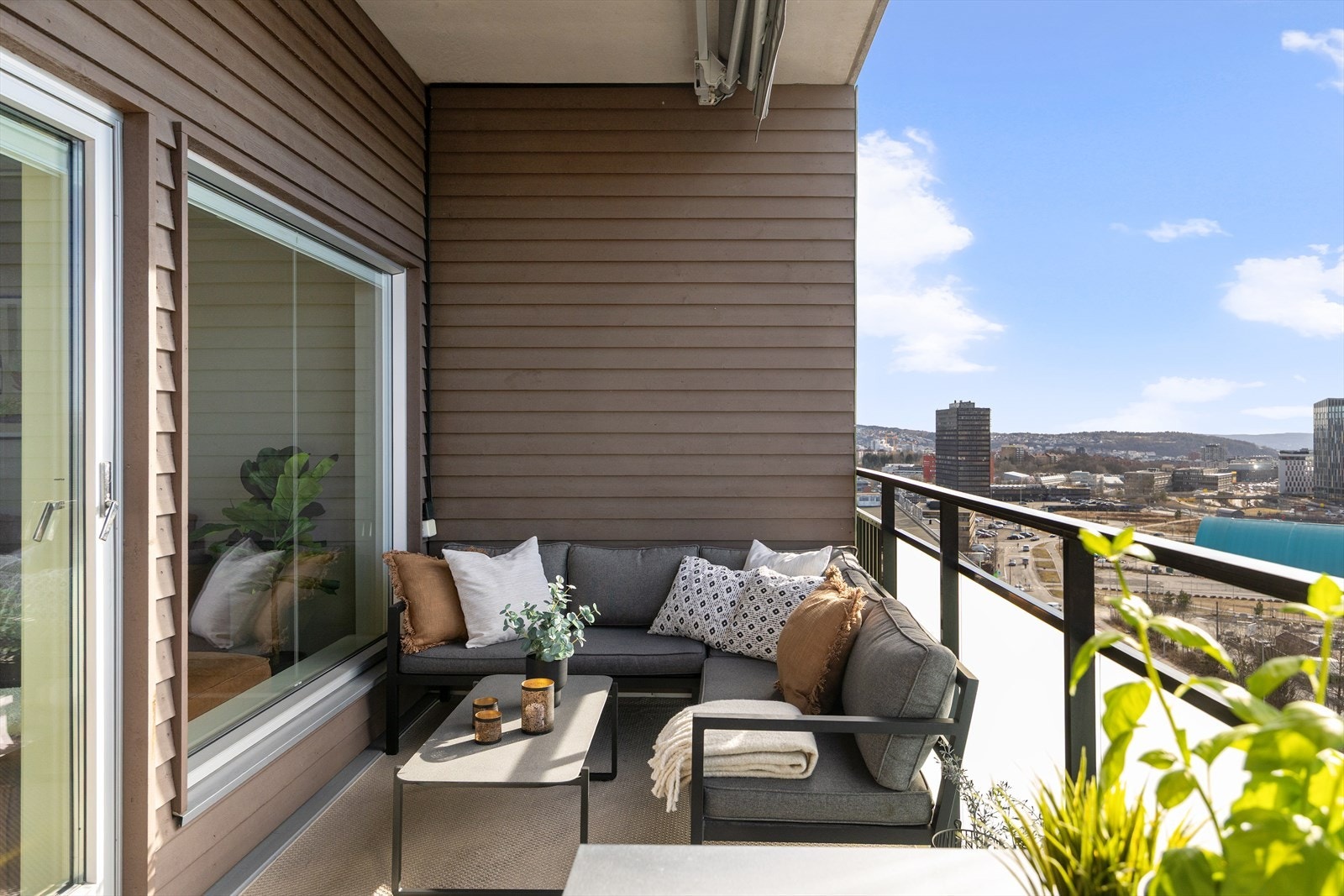 Fra stuen er det utgang til en vestvendt balkong på hele 11. kvm. Galleribilde