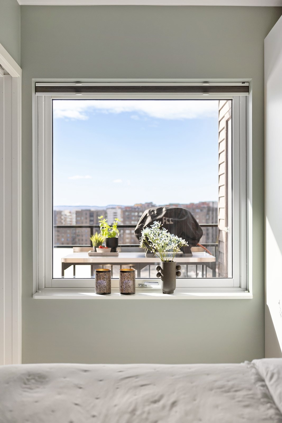 Stort vindu sikrer godt med lys og luft. Galleribilde