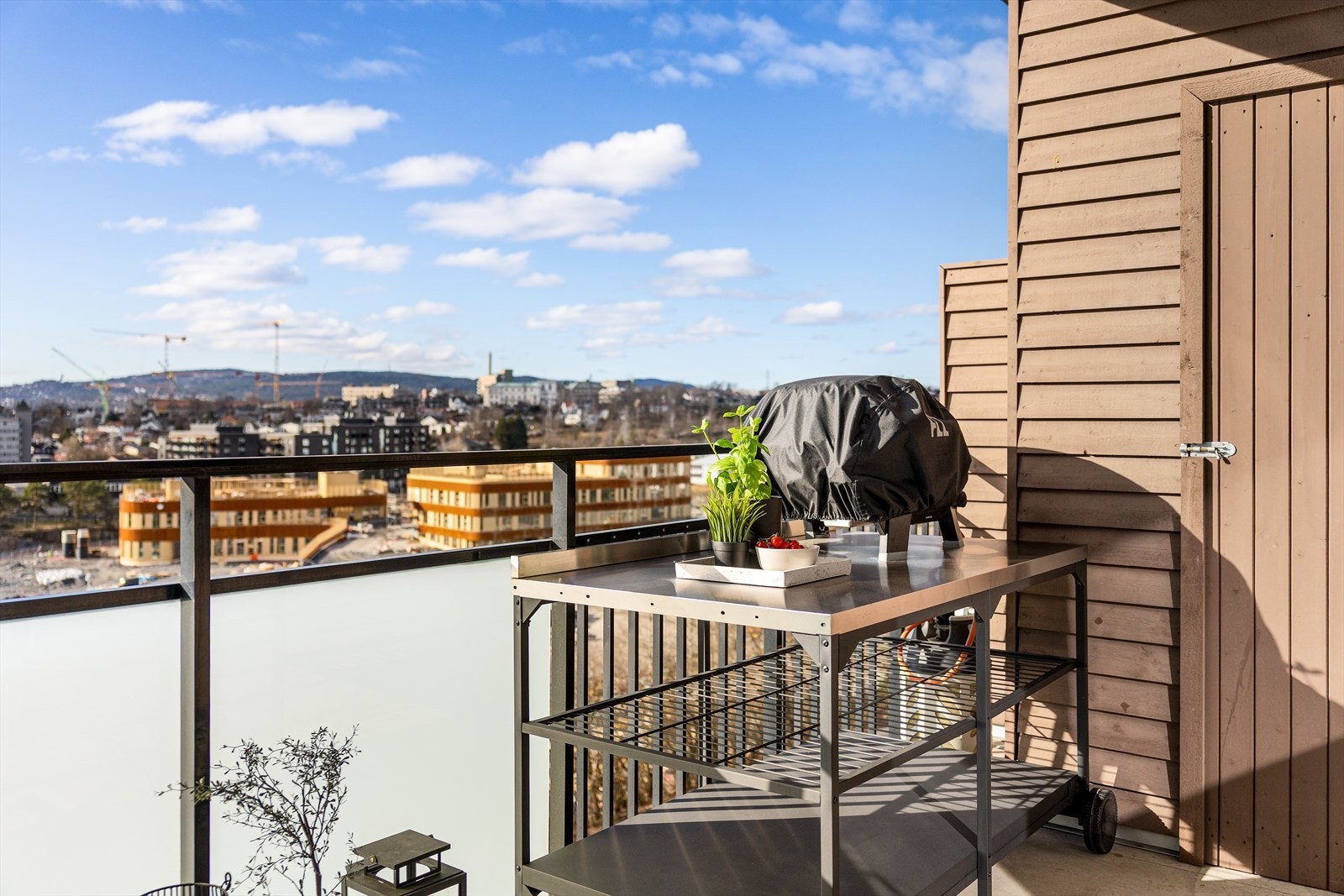 Fra balkongen er det herlig og åpen utsikt, uten innsyn eller sjenerende gjenboere. Galleribilde