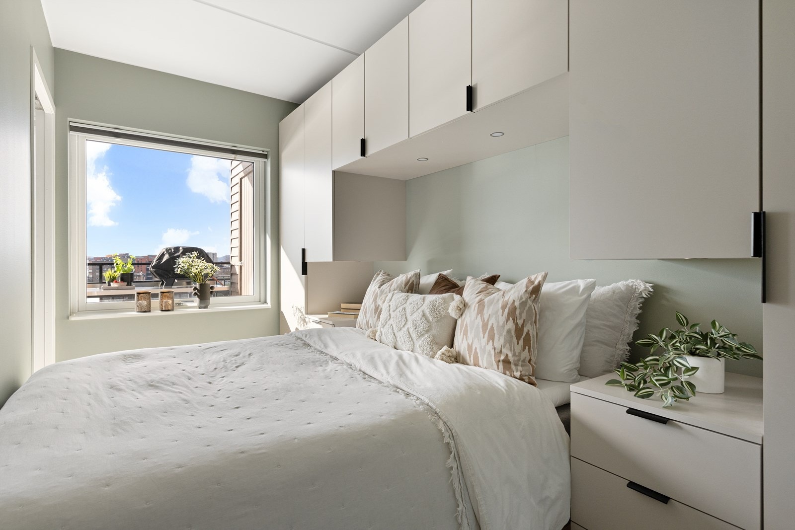 Lunt og innbydende soverom med god plass til dobbeltseng. Galleribilde