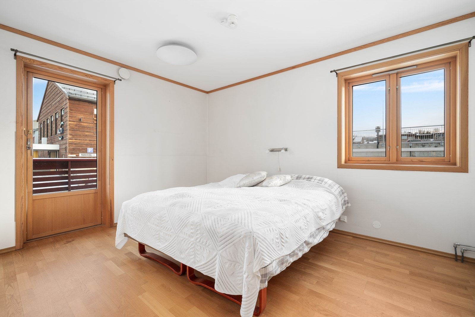 Soverom 1, med utgang til en liten terrasse. Det er en innvendig bod på 4 kvm i tilknytning til dette soverommet. Rommet er for øvrig 13,5 kvm. Galleribilde