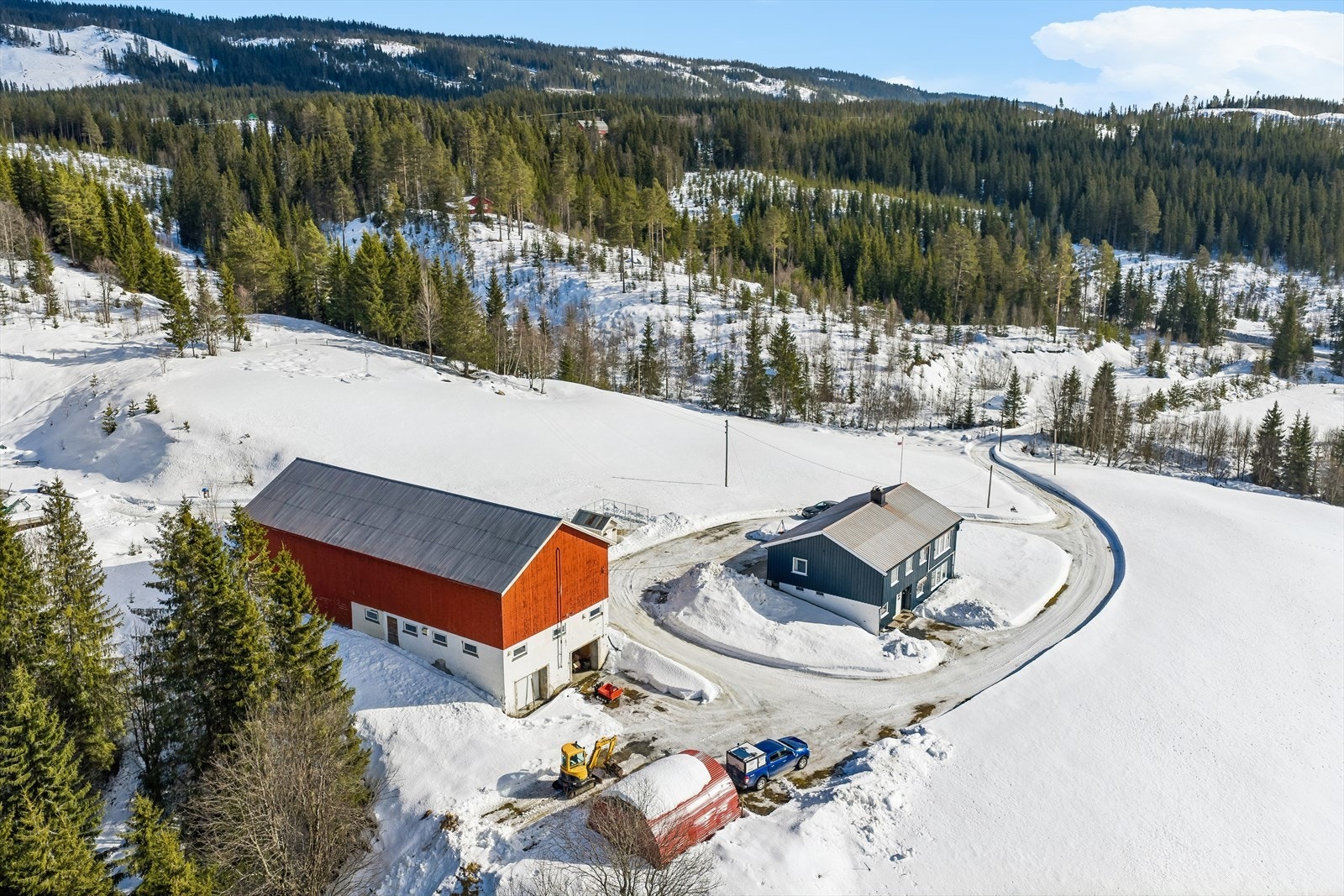 Gårdstunet ligger skjermet og privat til, med gruset gårdsplass. Galleribilde