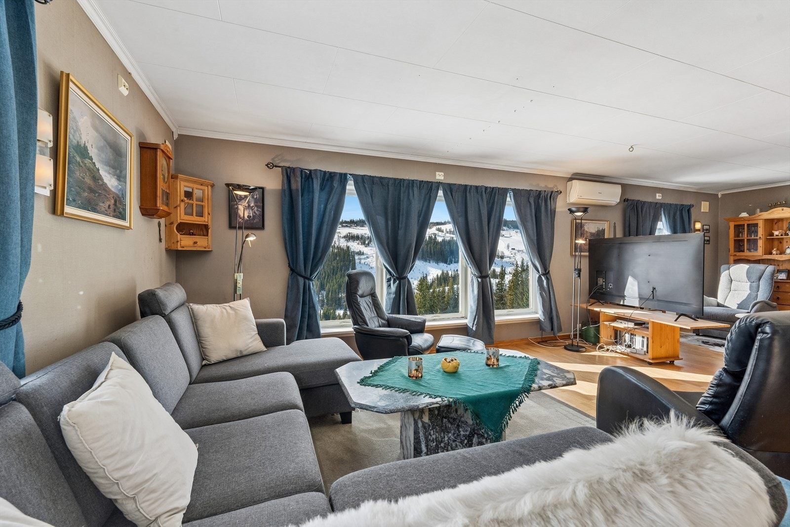 Store vindusflater gir rikelig med lys og rammer inn utsikten over landskapet. Galleribilde