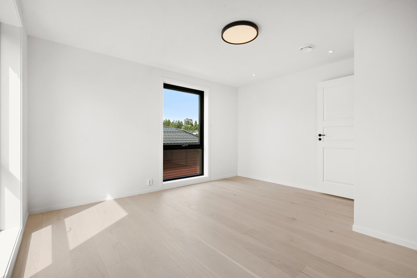 023_Hovedsoverom soverom I - god plass til garderobeskap .jpg Galleribilde
