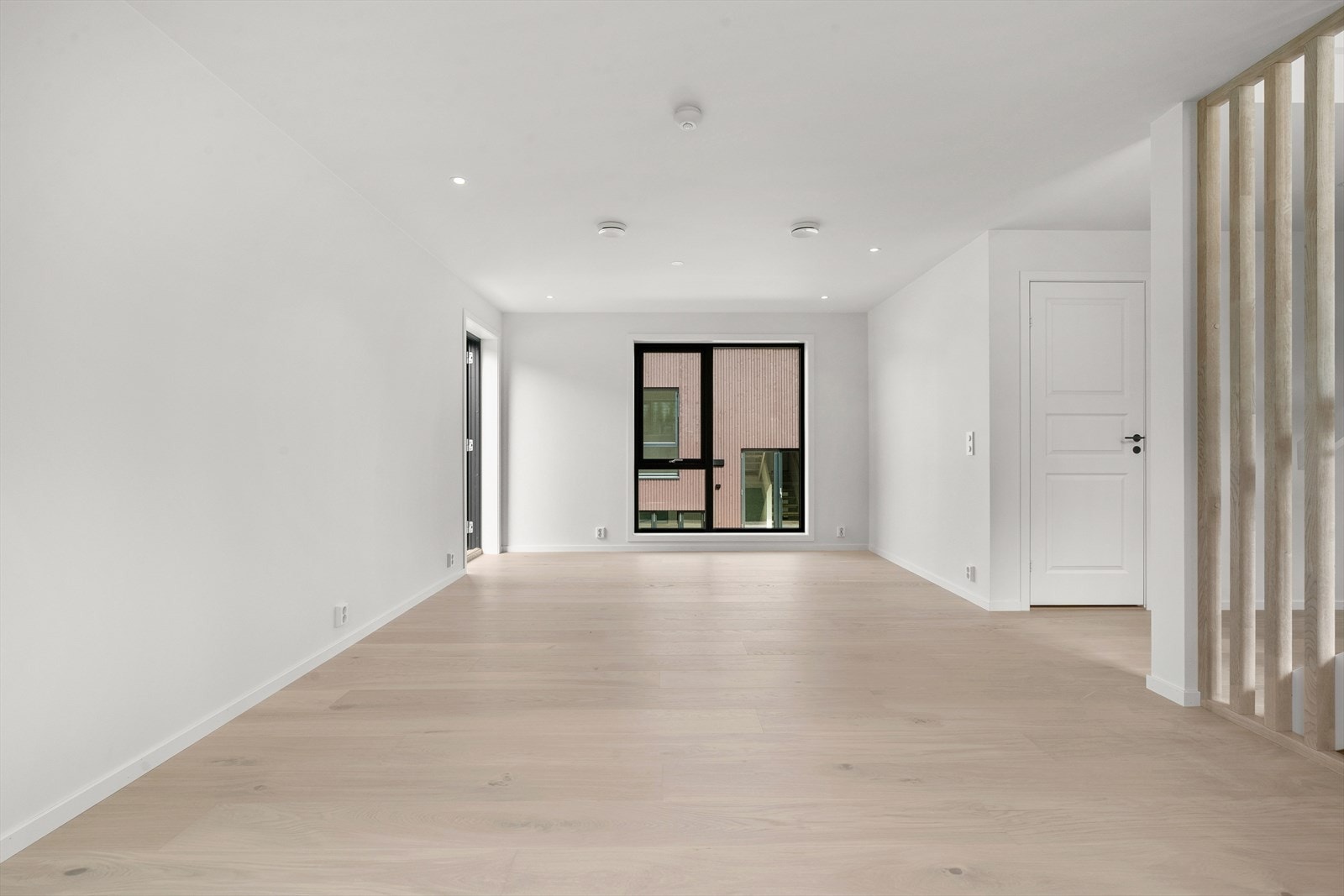 010_Fra stuen er det utgang til hagen rundt huset. Terrasse også på andre siden med adkomst fra 2.etasje.jpg Galleribilde