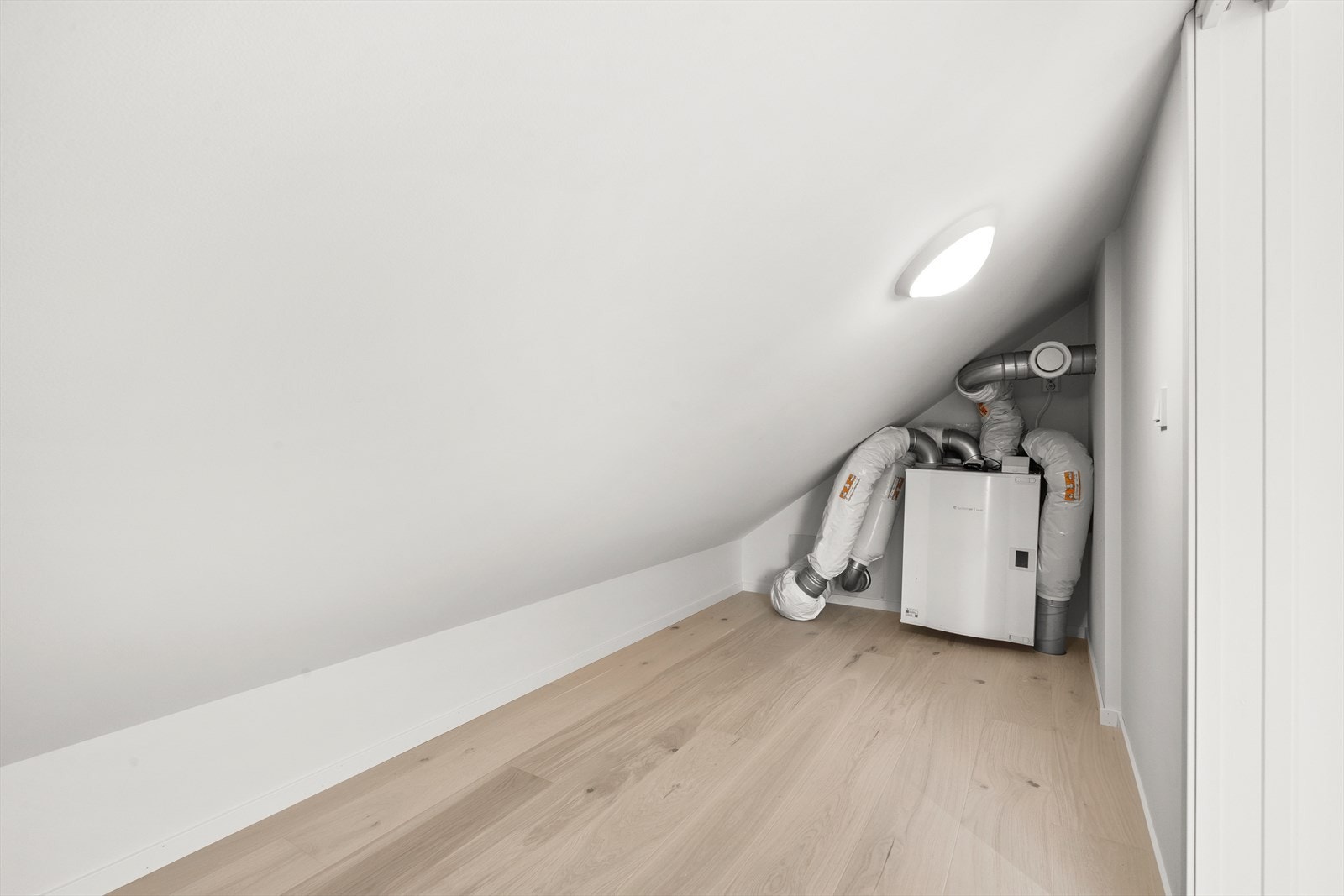 041_Praktisk bod i 3.etasje. Boligen har installert balansert ventilasjon med varmegjenvinning.jpg Galleribilde